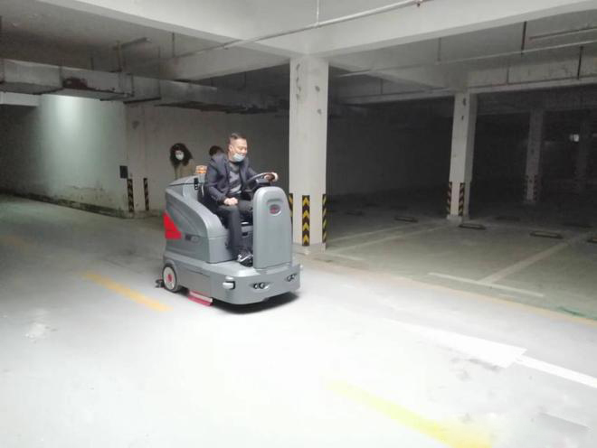 六盘水小区物业保洁不用人力改用驾驶式洗地机了